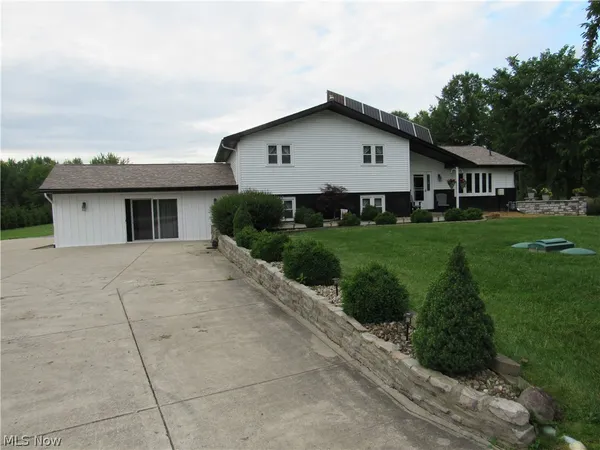$579,000 | 890 Bristol Champion Townline Road, Bristolville, OH 44402