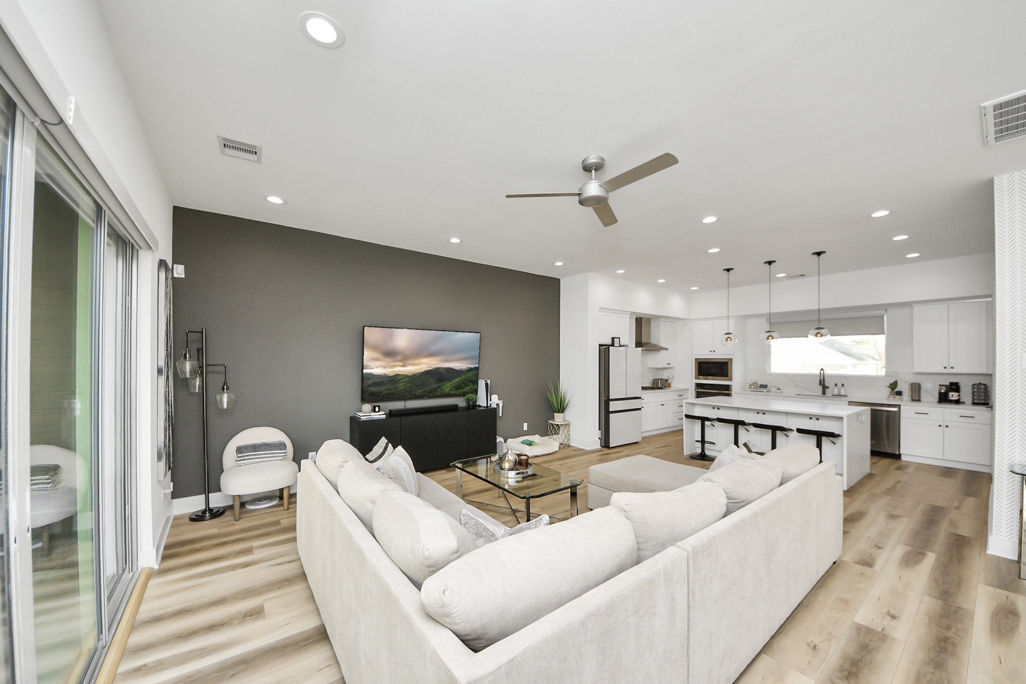 1044 West 17th Street Houston, TX 77008 - Photo 18 of 48 a living room with furniture and a flat screen tv