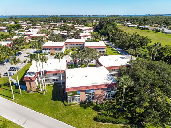 $1,700 | 17 Vista Palm Lane, Unit 207, Vero Beach, FL 32962