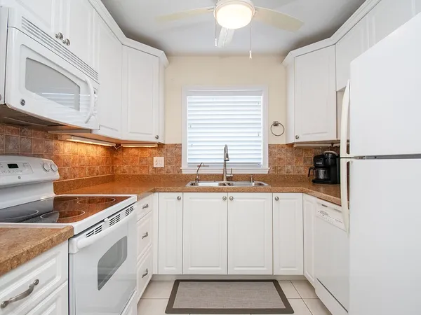 $1,700 | 17 Vista Palm Lane, Unit 207, Vero Beach, FL 32962