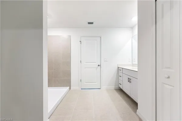 a view of entryway with bathroom