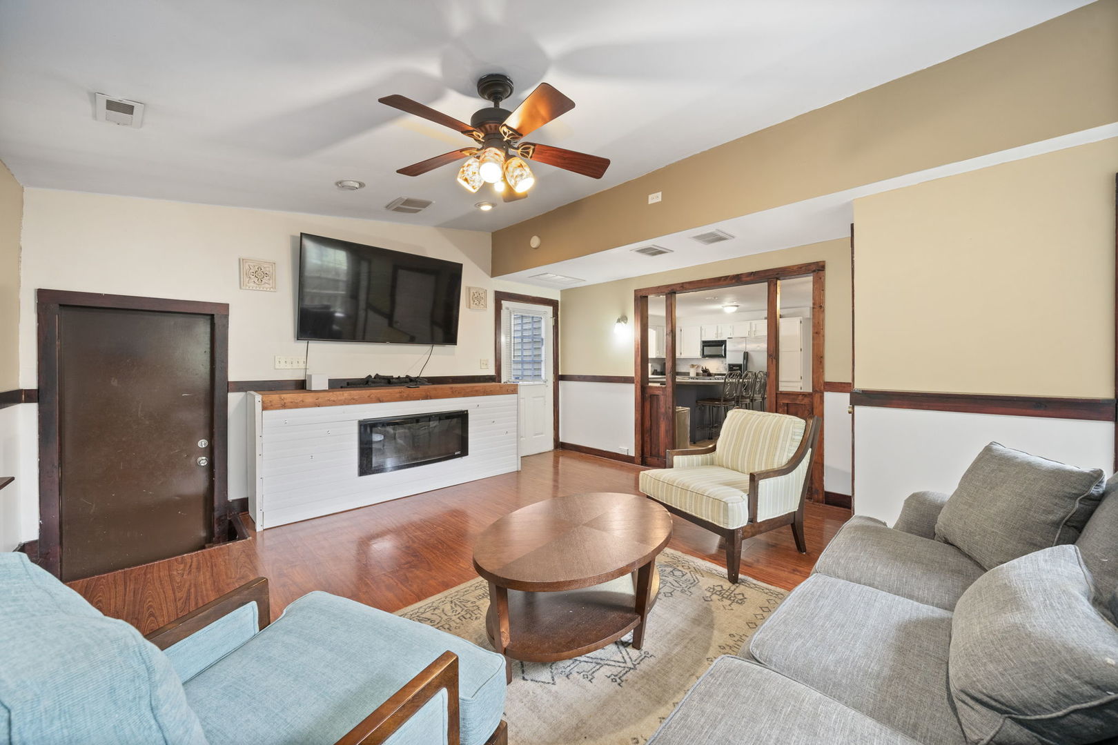 532 Willard Avenue Elgin, IL 60120 - Photo 10 of 19 a living room with furniture and a flat screen tv