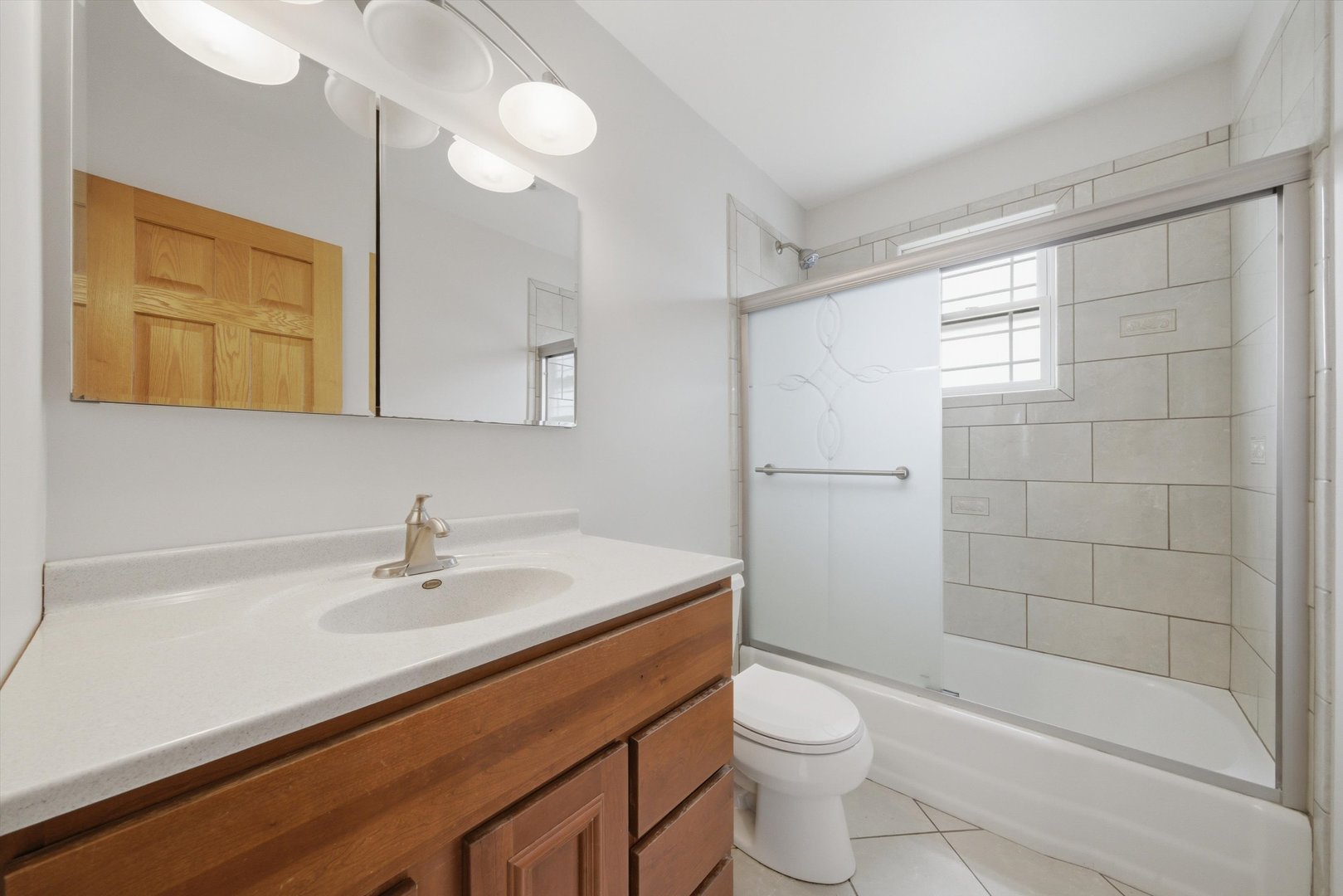 10725 Rutherford Avenue Worth, IL 60482 - Photo 18 of 44 a bathroom with a sink a toilet and shower