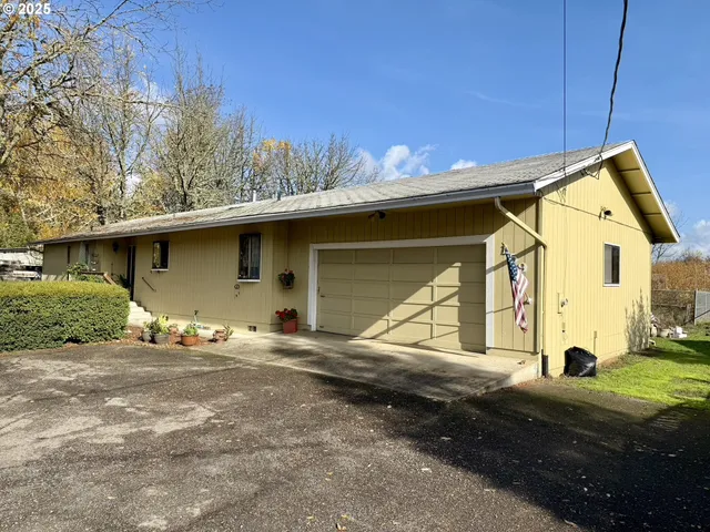 $319,000 | 159 Northeast Lombardy Drive, Roseburg, OR 97470