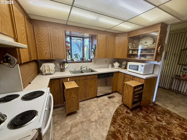 $319,000 | 159 Northeast Lombardy Drive, Roseburg, OR 97470