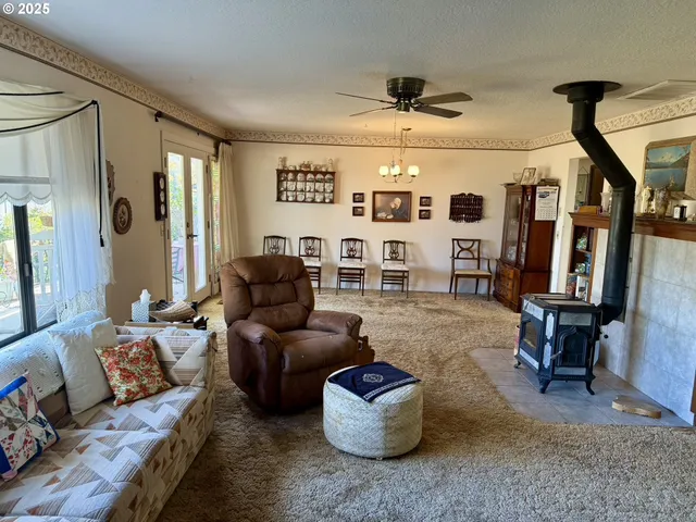 $319,000 | 159 Northeast Lombardy Drive, Roseburg, OR 97470