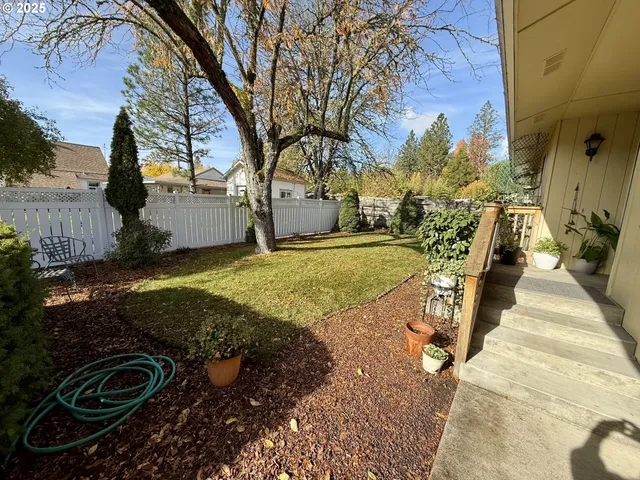 $319,000 | 159 Northeast Lombardy Drive, Roseburg, OR 97470