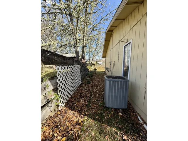 $319,000 | 159 Northeast Lombardy Drive, Roseburg, OR 97470
