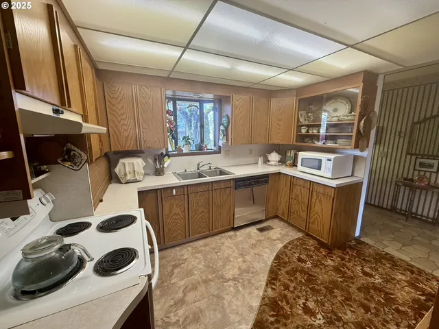 $319,000 | 159 Northeast Lombardy Drive, Roseburg, OR 97470