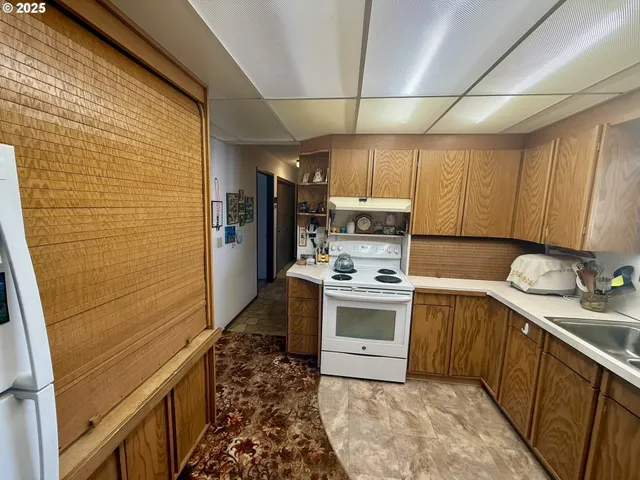 $319,000 | 159 Northeast Lombardy Drive, Roseburg, OR 97470