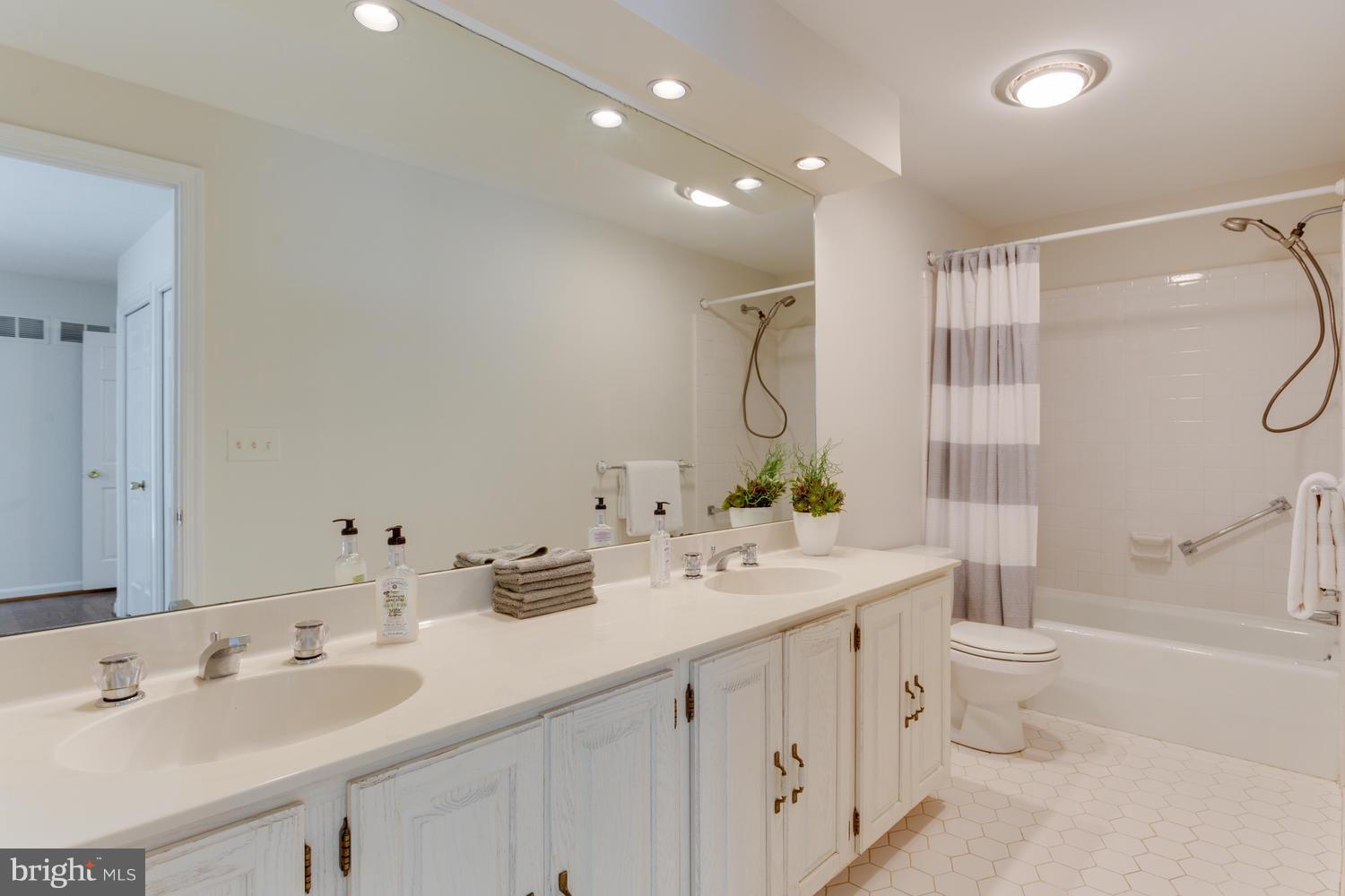 4405 Tournay Road Bethesda, MD 20816 - Photo 16 of 28 Bath (Master)