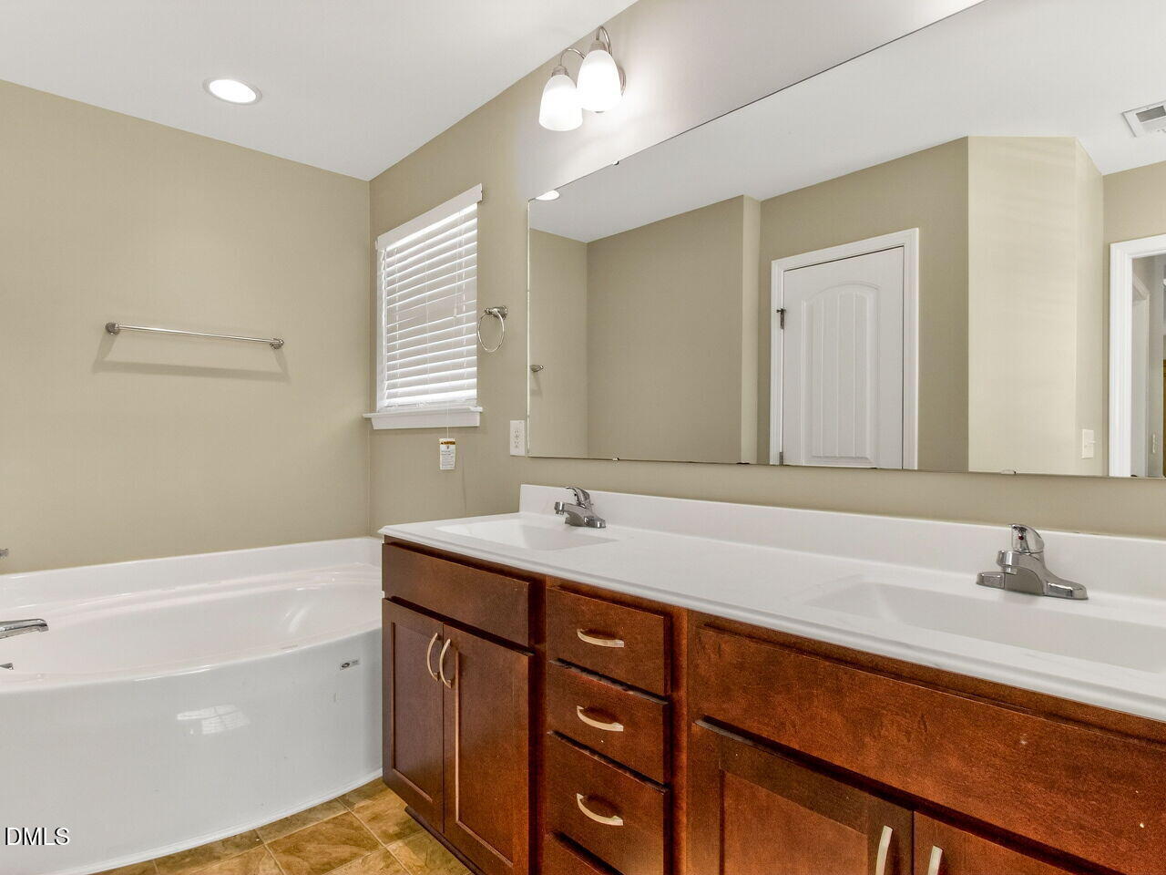8 Solstice Lane Garner, NC 27529 - Photo 20 of 30 020-1280x960-master-bathroom