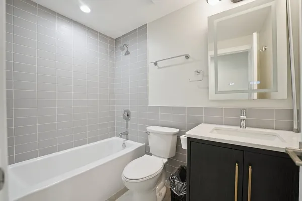 $2,500 | 1635 West Warren Boulevard, Unit 1, Chicago, IL 60612