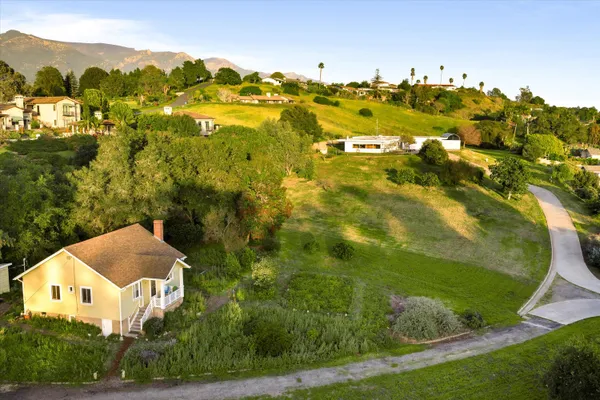 a view of residential houses with outdoor space