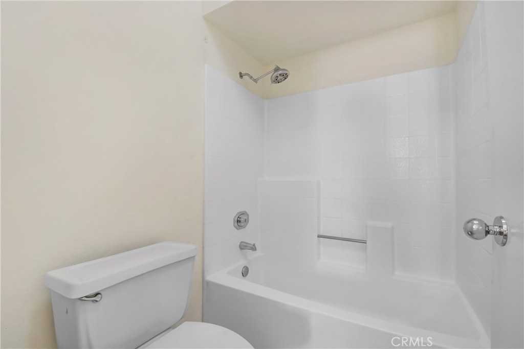 69860 Mccallum Way Cathedral City, CA 92234 - Photo 19 of 25 a bathroom with a bathtub and a toilet