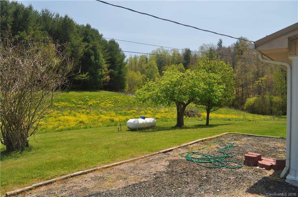 436 Sandy Branch Road Bakersville, NC 28705 - Photo 6 of 34 Gallery Image 6