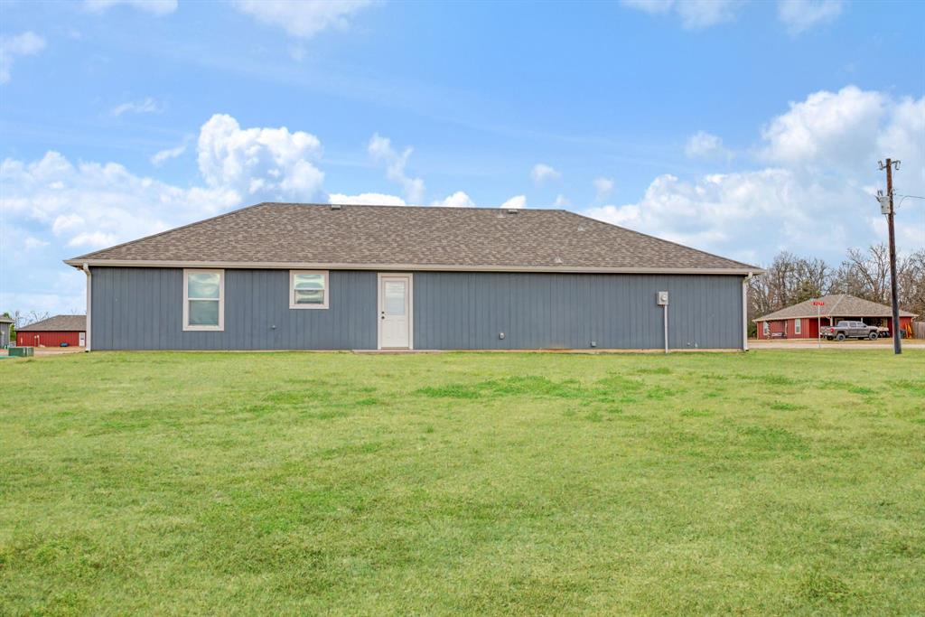 19 Private Road Paris, TX 75460 - Photo 4 of 18 a house view with a garden space