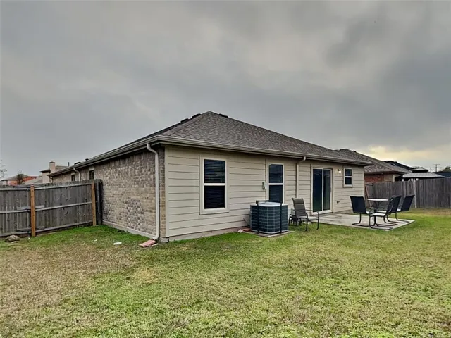 a view of a house with backyard and porch