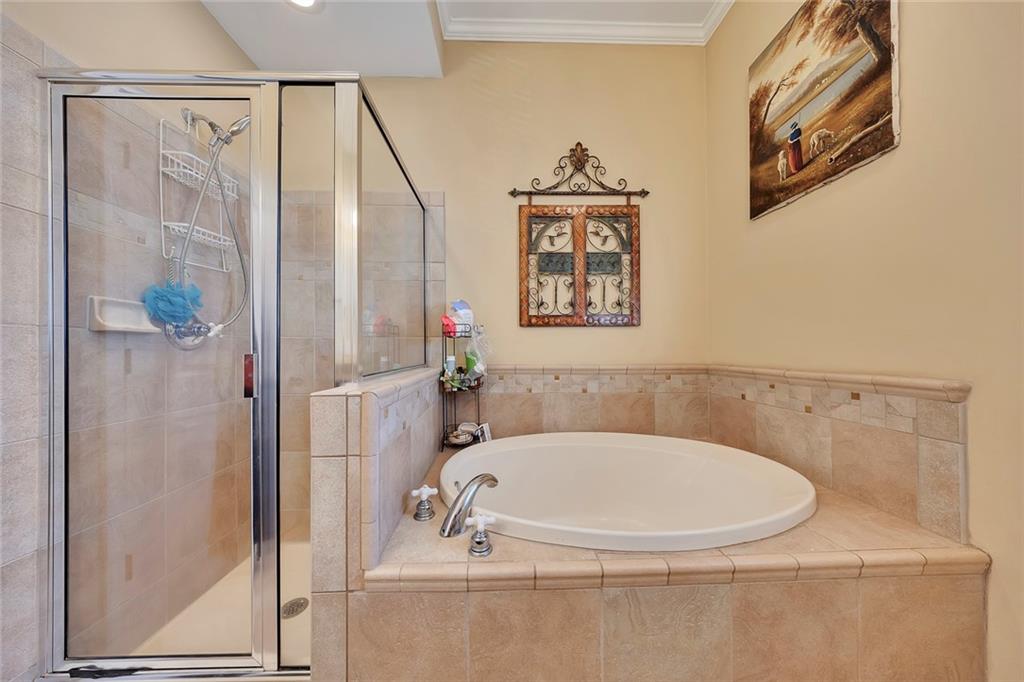 11 Perimeter Centre East, Unit 1112 Atlanta, GA 30346 - Photo 20 of 38 a bathroom with a tub and shower