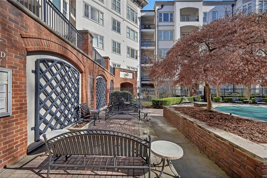 11 Perimeter Centre East, Unit 1112 Atlanta, GA 30346 - Photo 33 of 38 a view of a patio with a table and chairs and wooden fence