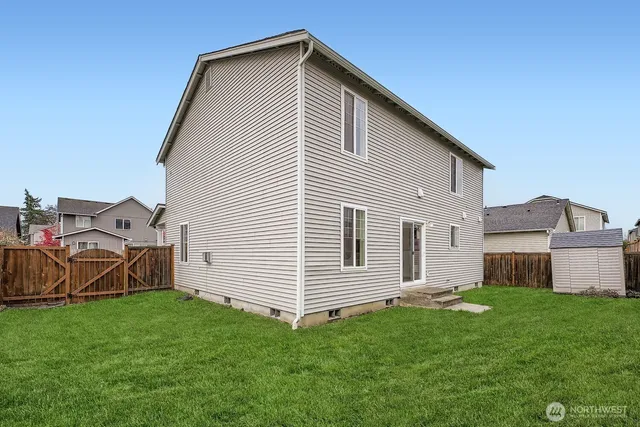 a view of a house with backyard