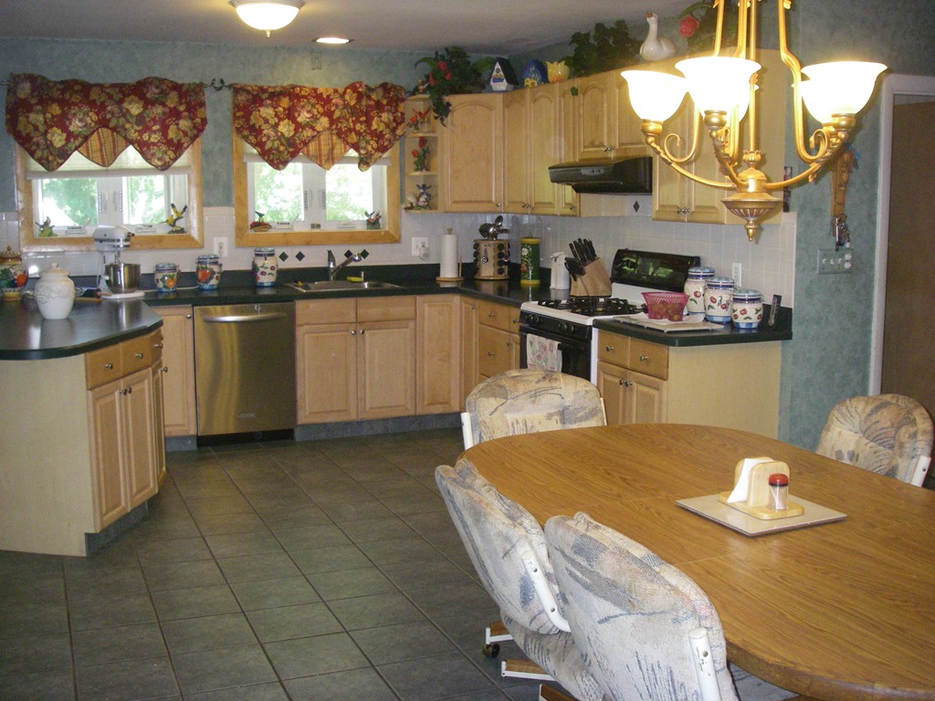 284 Mohawk Road Somerset, MA 02726 - Photo 3 of 23 Gallery Image 3