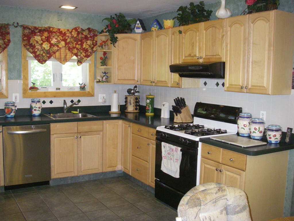284 Mohawk Road Somerset, MA 02726 - Photo 8 of 23 Gallery Image 8