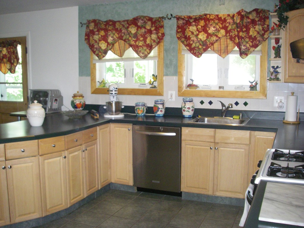 284 Mohawk Road Somerset, MA 02726 - Photo 9 of 23 Gallery Image 9
