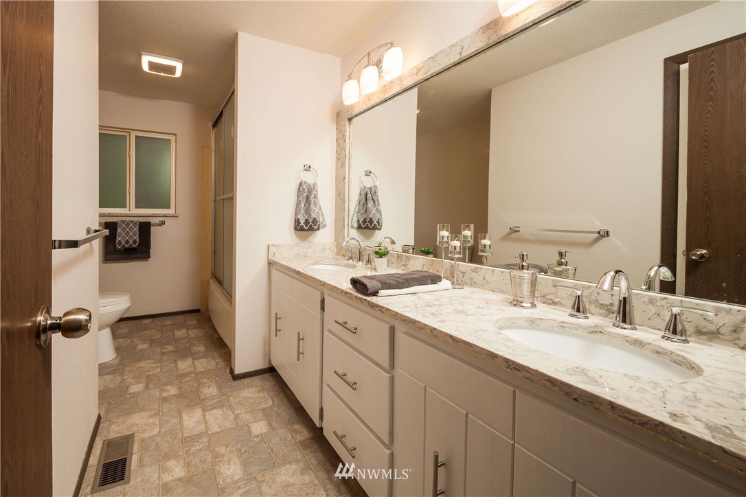 18654 111th Place Southeast Renton, WA 98055 - Photo 9 of 17