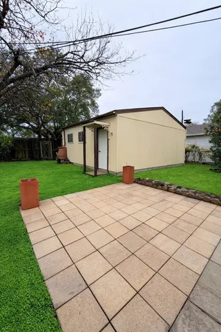 a view of a backyard