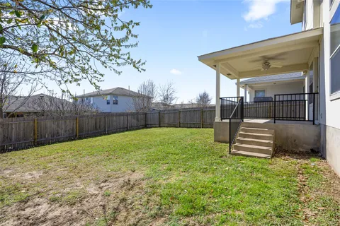 a view of a backyard