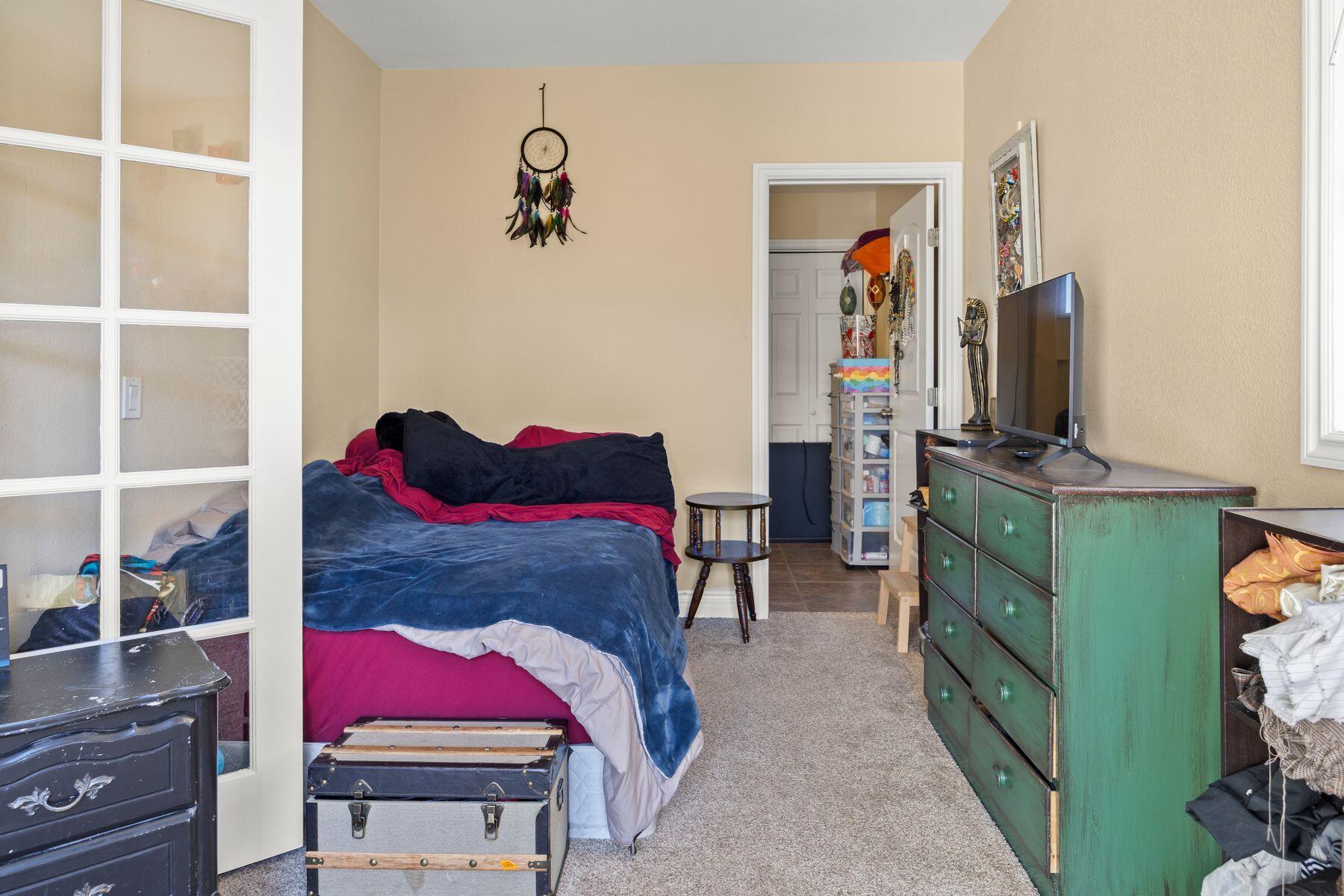 354 West Prospect Street Ventura, CA 93001 - Photo 19 of 41 a living room with furniture and a mirror