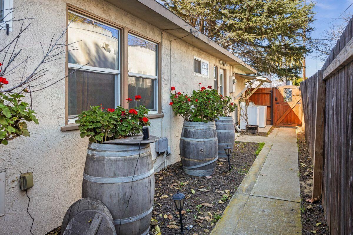 354 West Prospect Street Ventura, CA 93001 - Photo 37 of 41 a front view of a house with garden