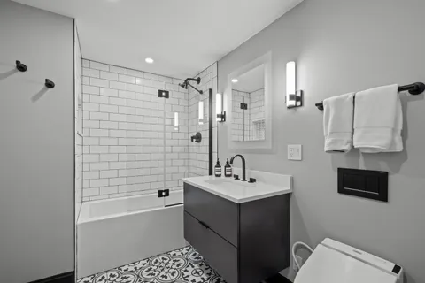 $995,000 | 850 West Adams Street, Unit 2E, Chicago, IL 60607