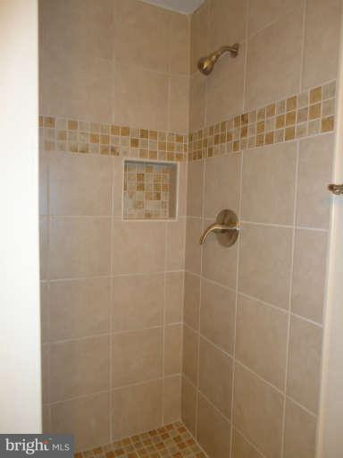 9201 Friar Road Fort Washington, MD 20744 - Photo 11 of 25 Full Bath/Hallway