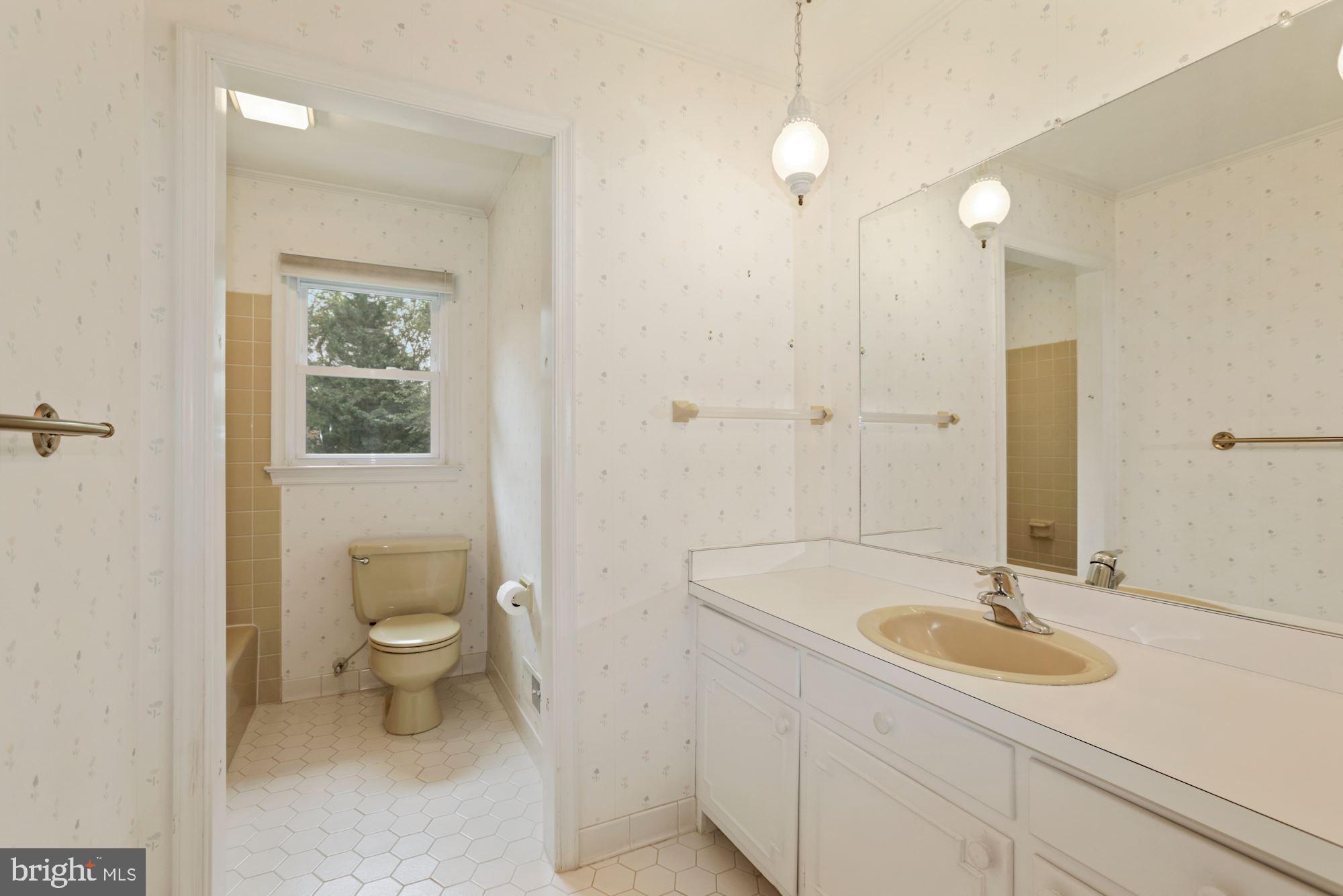 11502 Fox Hill Road Culpeper, VA 22701 - Photo 18 of 49 Hall full bathroom is very spacious
