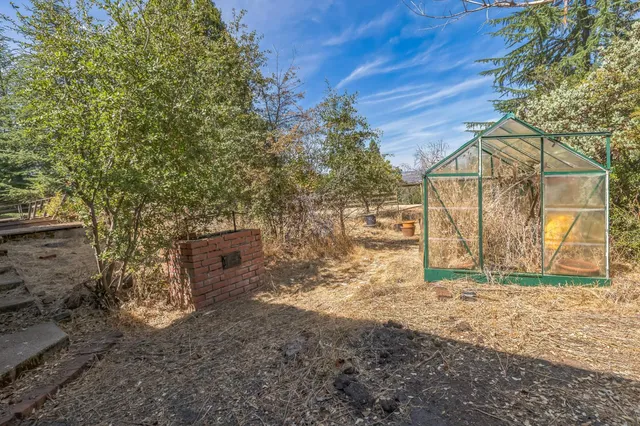 a view of a yard with a house