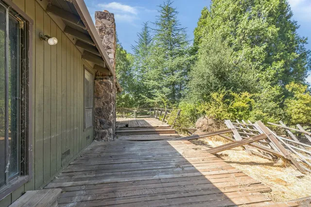 a view of a pathway both side of the house