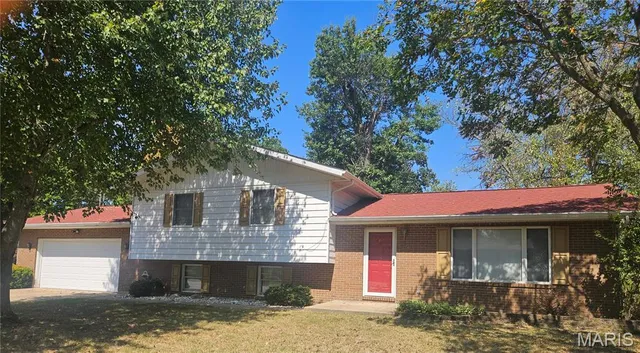 $215,000 | 255 Delwood Drive, Sparta, IL 62286