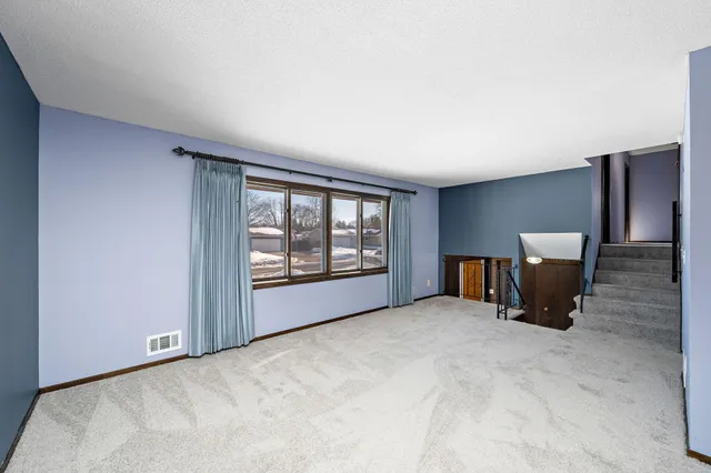 $379,900 | 4221 Edgemont Street, Vadnais Heights, MN 55127