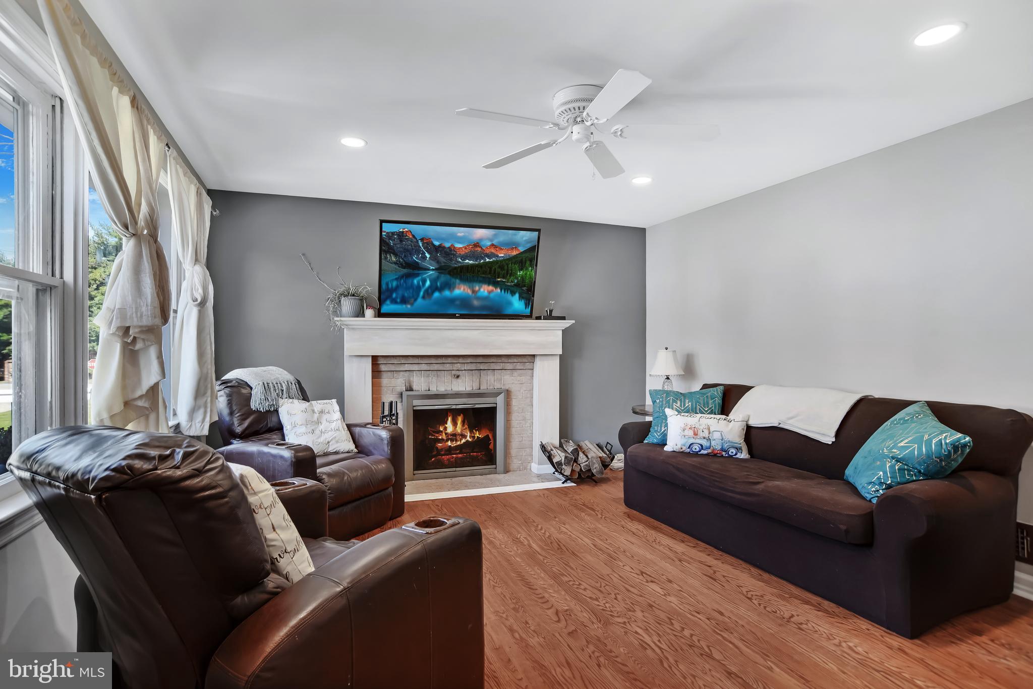 261 Carvel Road Pasadena, MD 21122 - Photo 11 of 41 Living Room Main Level