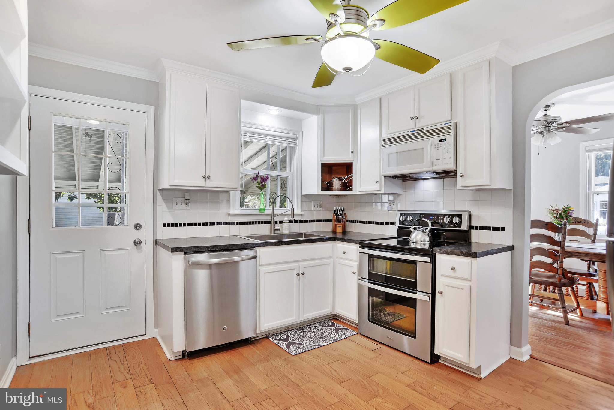 261 Carvel Road Pasadena, MD 21122 - Photo 3 of 41 Kitchen Main Level
