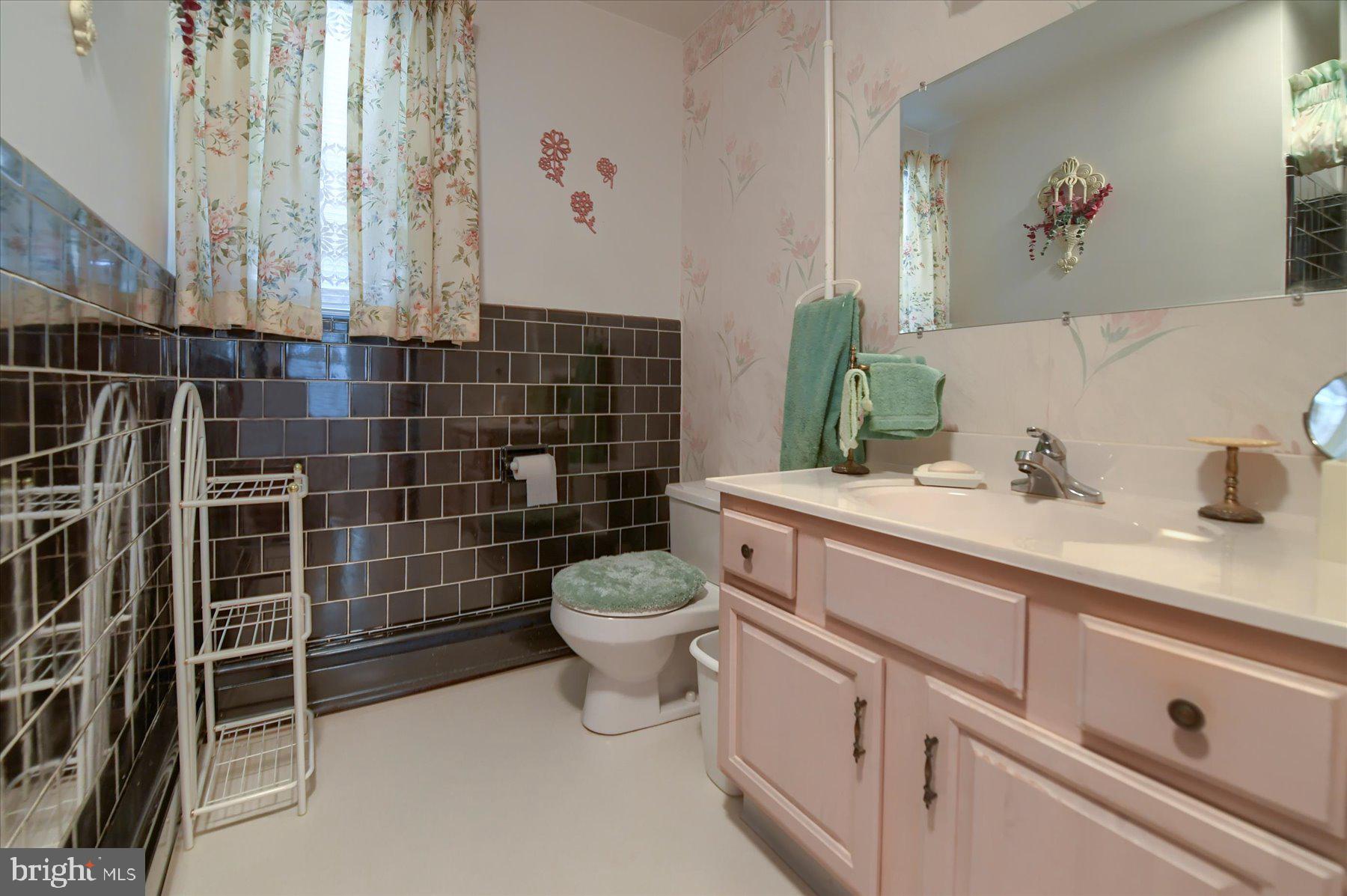 4501 North Road Harrisburg, PA 17109 - Photo 13 of 21 Main level bath