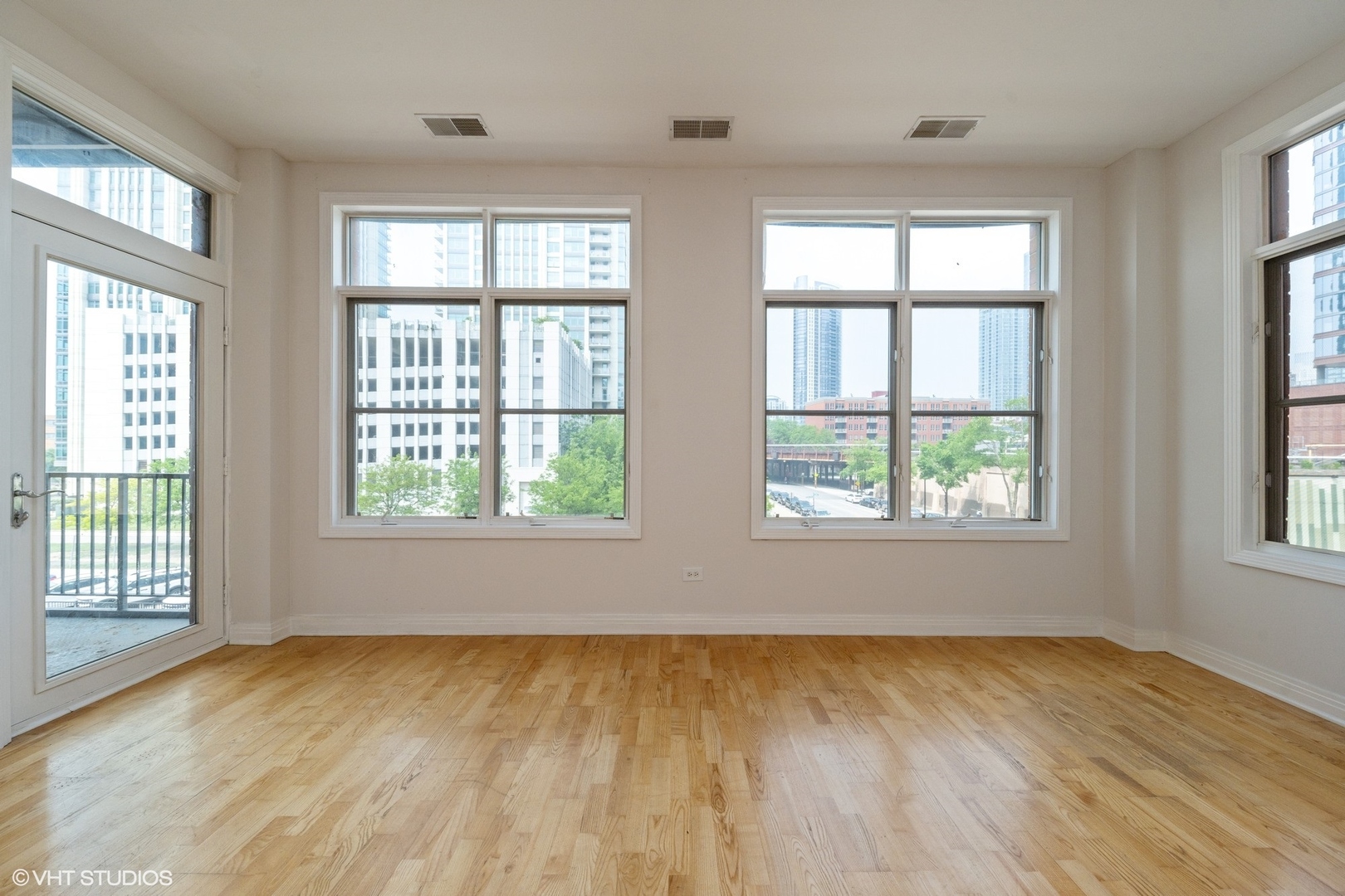 330 North Clinton Street, Unit 303 Chicago, IL 60661 - Photo 3 of 14 an empty room with a window