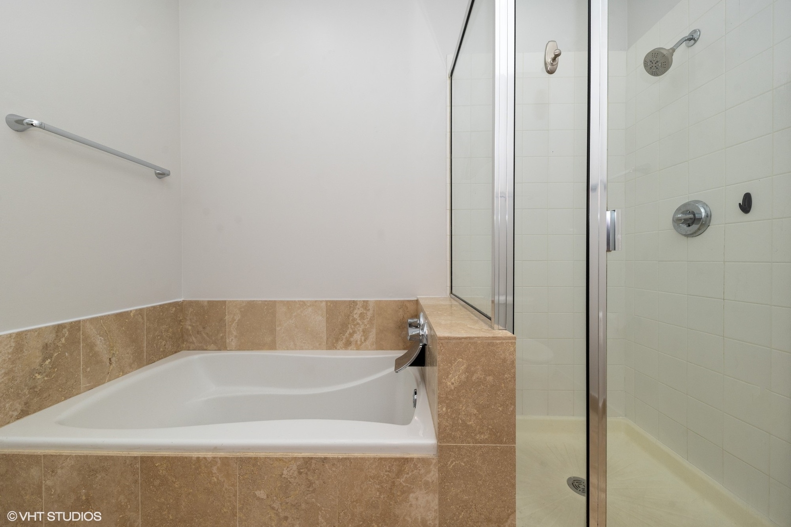 330 North Clinton Street, Unit 303 Chicago, IL 60661 - Photo 10 of 14 a bathroom with a bathtub
