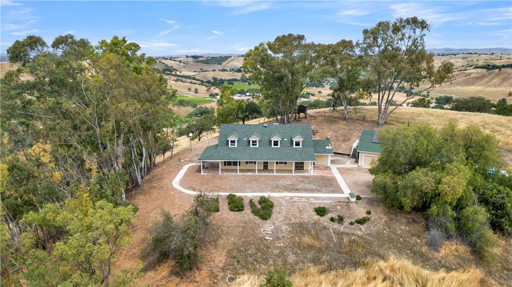 7550 Rancho Verano Place Paso Robles, CA 93446 - Photo 2 of 35 a view of a yard in front of house