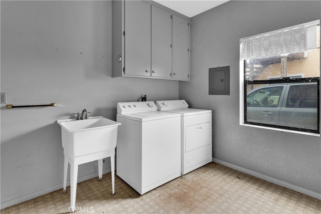 7550 Rancho Verano Place Paso Robles, CA 93446 - Photo 8 of 35 a utility room with dryer and washer
