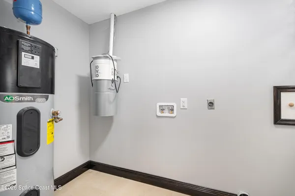 a view of a livingroom with washer and dryer