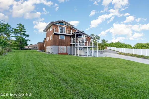 a view of a front of house with a yard