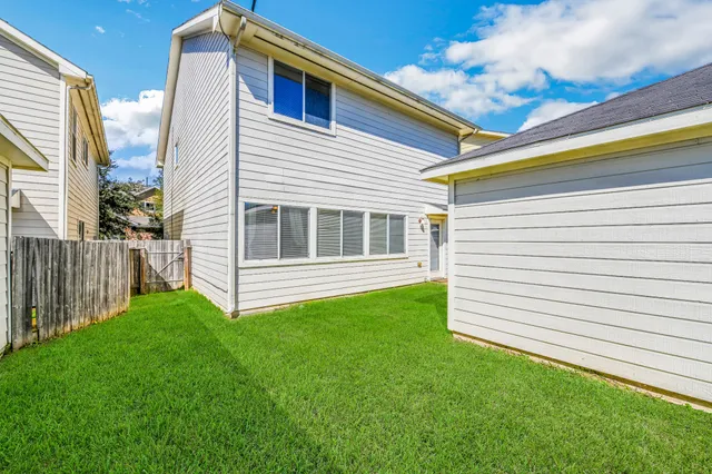 a view of a house with backyard